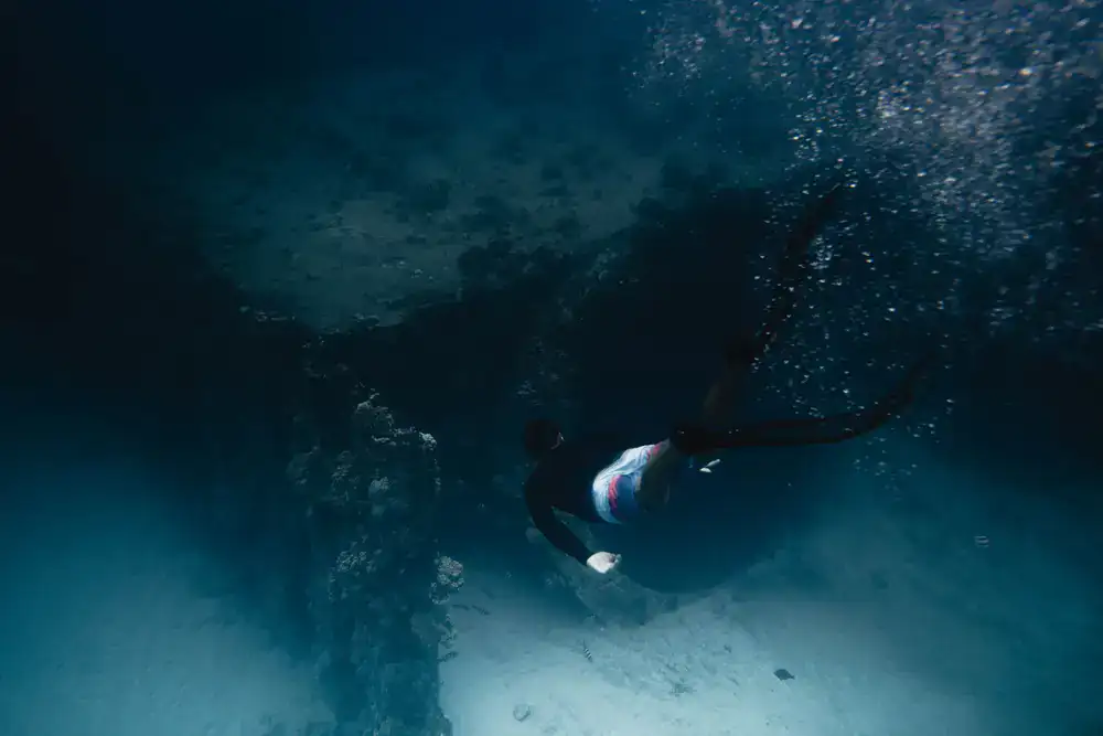 Diving in a deep virtual ocean
